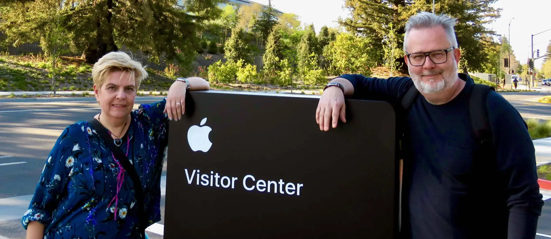 Åsa och Roine vid Apples Visitor Center