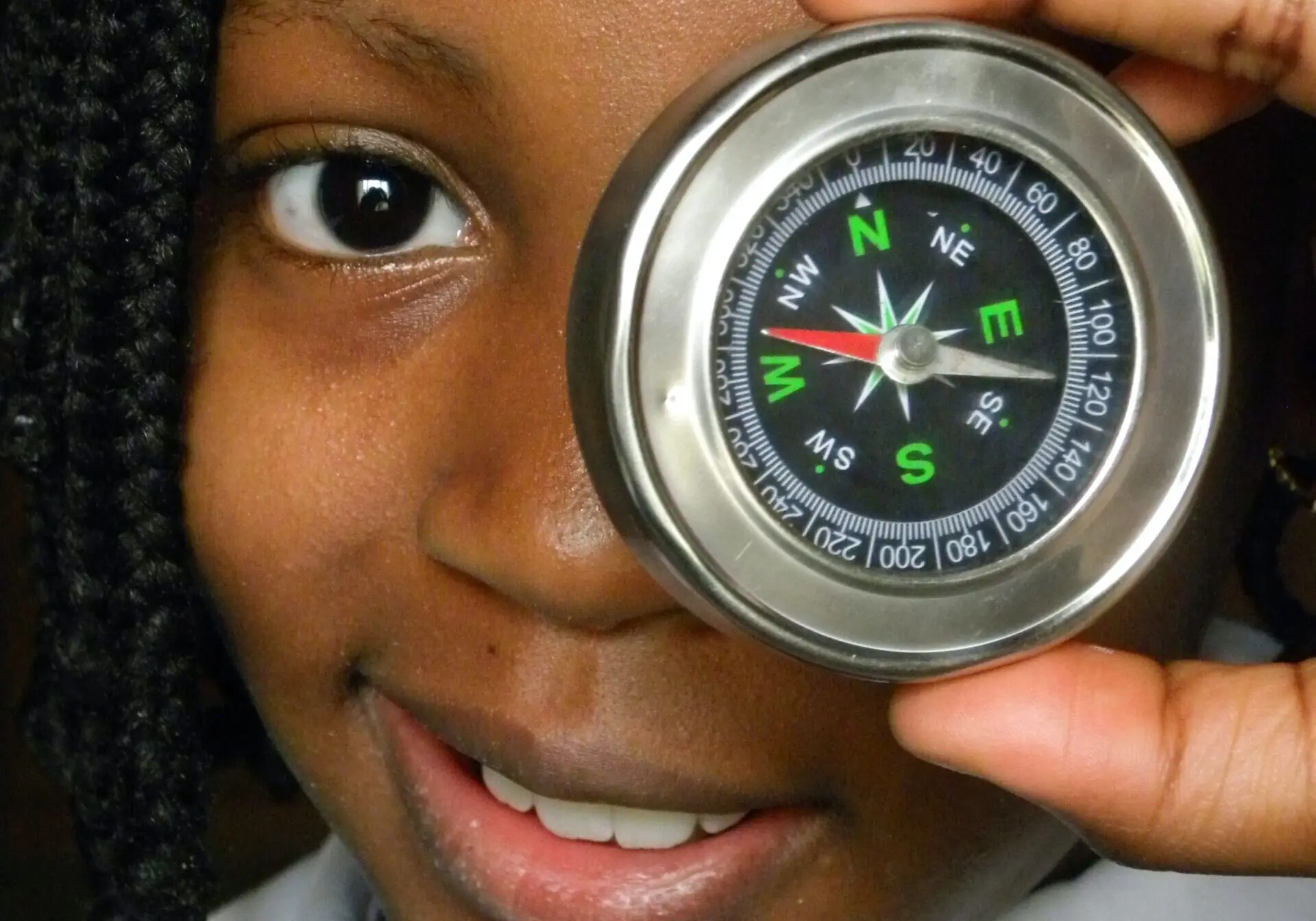 Ung tjej kollar in ett kompass