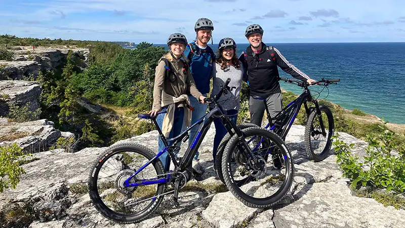 Kryssningsturister som är ute på tur med el-mountainbikes.