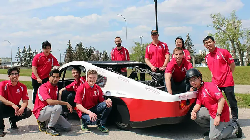 En del av teamet som bygger solenergi-drivna bilar på universitetet i Calgary.
